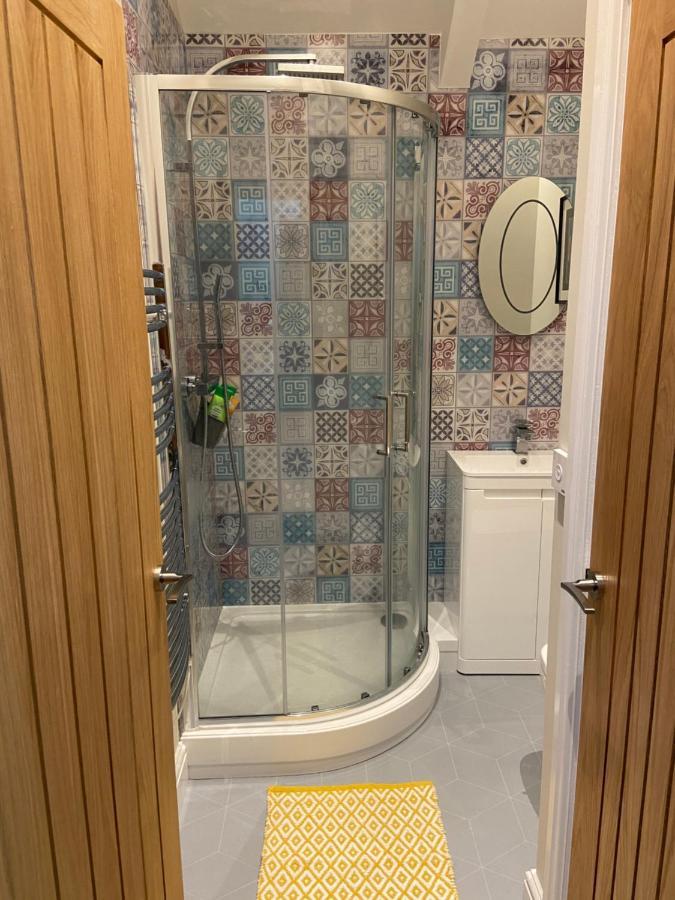 Stylish Tenby Apartment, Great Location, Parking Eksteriør billede